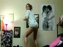 The white wife, who is slender and vivacious, flaunted her precious flawless butt.